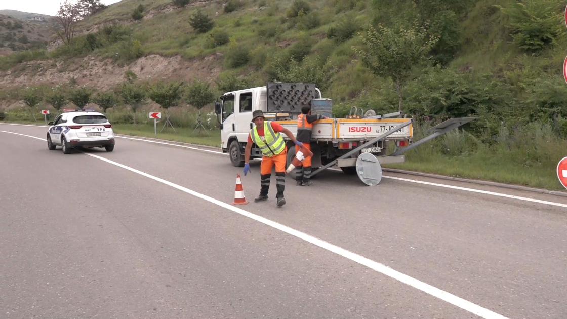 Laçın şəhərində yeni yol nişanları quraşdırılıb və xətlər yenidən çəkilib